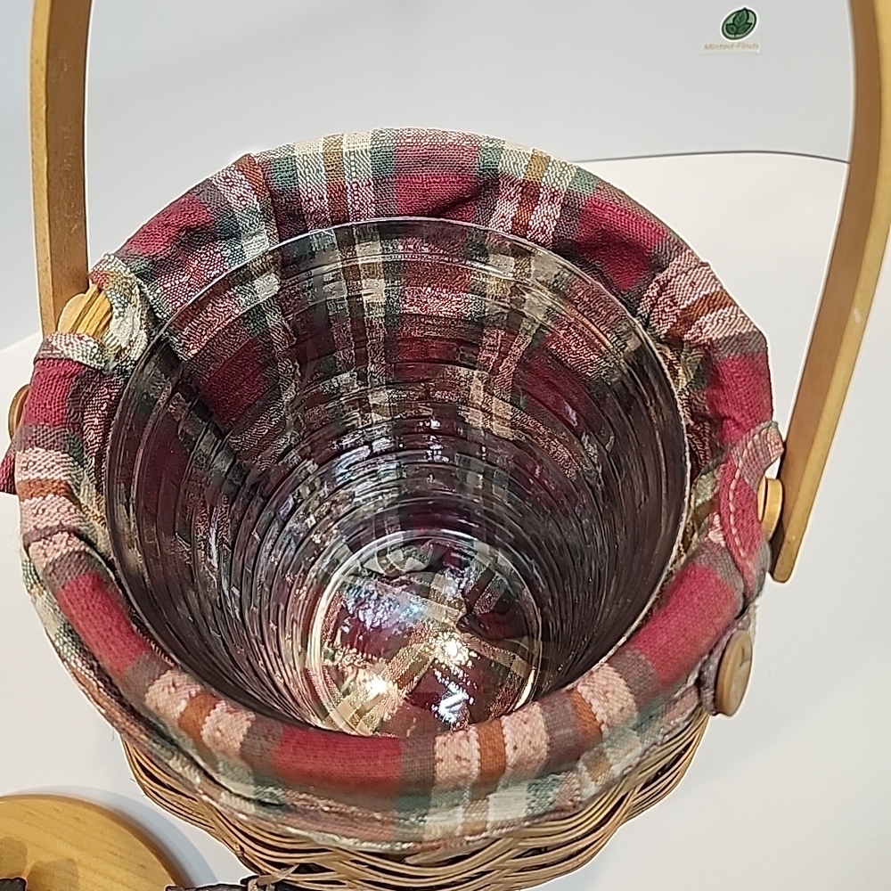 Longaberger Tan Woven Basket with Lid and Handle - Picture 9 of 15
